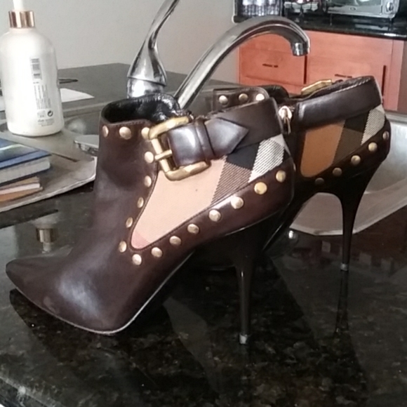Burberry boots - Picture 1 of 1